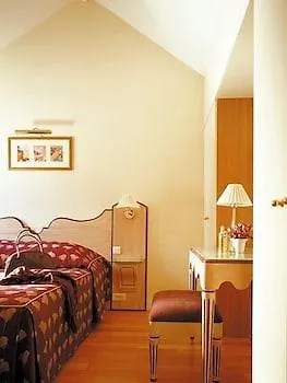 Unic Renoir Saint-germain Hotel 3*