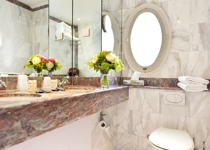 Hotel Unic Renoir Saint-germain Paris